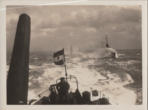 Foto kreuzer emden fahrt in - emden,,