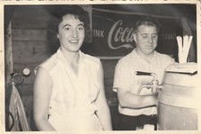 Foto Hübsche Frau Bierfass Reklame Coca Cola  Momentaufnahme 50er Jahre