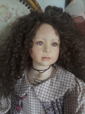 Künstlerpuppe Ellie svon Heidi Plusczok sitzend Höhe ca. 45 Gesamlänge ca. 70 cm