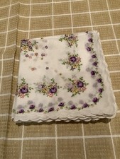 12 schöne Damen umhägelte