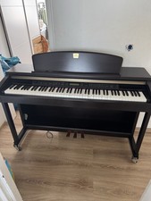 Yamaha Clavinova Digitalpiano – 88 Tasten, mit Pedalen paar Tasten hängen leicht