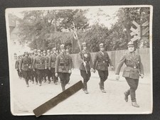 Foto Wk2 Portrait Aufmarsch Parade Fahnenträger Luftschutz Stahlhelm Ringkragen