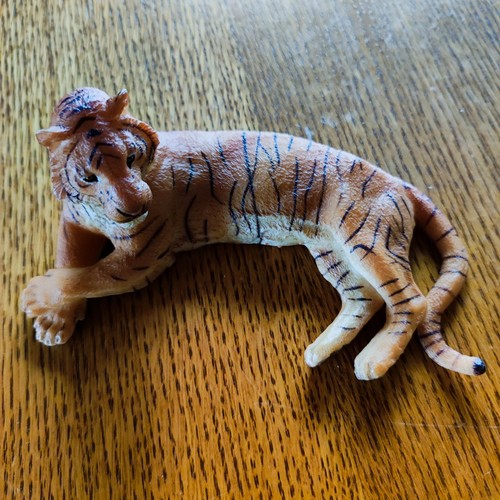 Tigerin liegend papo - tigerin,