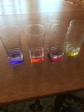 4 Außergewöhnliche Trinkgläser mit verschieden farbigen Böden
