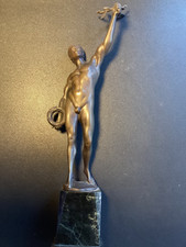 "Der Sieger mit Lorbeerzweig" Bronze um 1910 signiert.