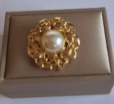 Brosche vergoldet poliert durchbrochen Tuch-Clip große Perle Größe 35x35 mm