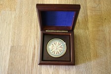 Kompass, Tischkompass mit Windrosenblatt aus Messing in Edelholzbox