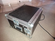 L-Rack mit Aufsteller und Serviceklappe