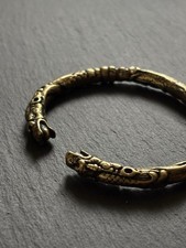 Verzierter Armreif aus Messing