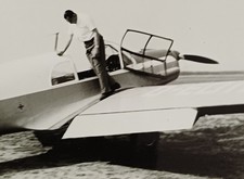 Mann steht auf der Tragfläche