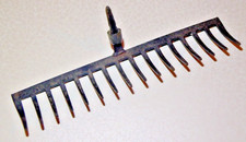 großer schwerer alter Gartenrechen mit Metallzapfen