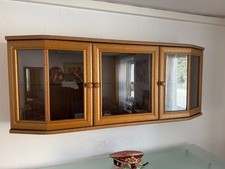 Edle Hängevitrine Nussbaum massiv – 3-türig mit Glas – Top Zustand – Abholung