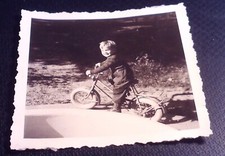 Altes Foto kleines Kind mit