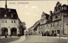 Ak Dessau in Sachsen Anhalt,  Schloßstraße, Straßenansicht,  Gebäude - 4843632