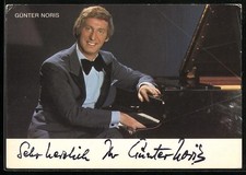 Ansichtskarte Musiker Günter Noris am Piano schaut in die Kamera, Autograph 