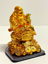 Goldener lachender buddha auf - lachender,