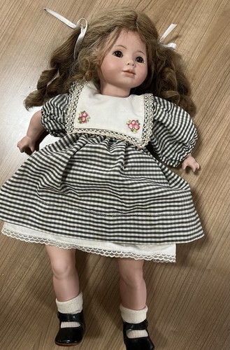 Süße porzellanpuppe mit - süße,