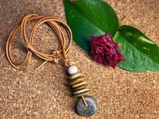 Kette mit Kieselsteinen. Steinkette, Steinturm