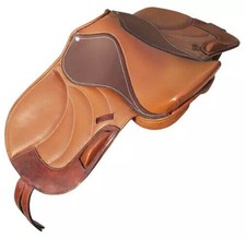 Neuer Close Contact Leder-Springsattel mit englischem Pferd.