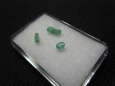 A12.......2 rohe und 1 facettierter Smaragd aus dem Habachtal