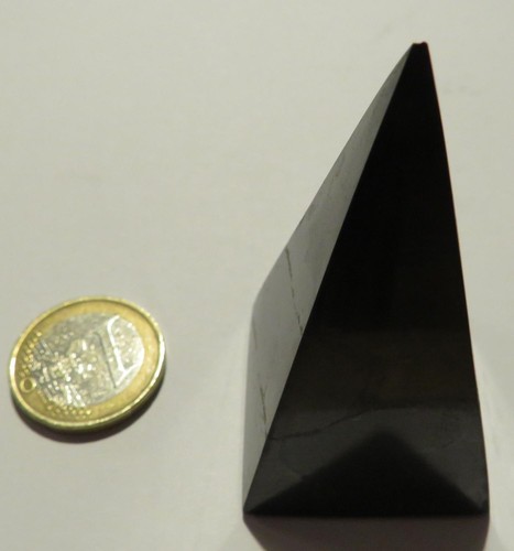 Schungit pyramide hoch - *,