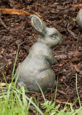 Bronzefigur Feldhase horchend