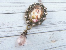 Brosche im Barock Design mit