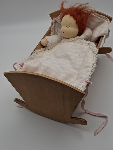 Vintage puppenwiege aus holz - aus,