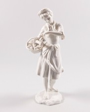 Ak Kaiser Kunst Figur Porzellanfigur Blumenmädchen junge Frau Korb Modell 430