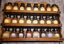 Vintage Gewürzregal mit 24 Gläsern in sehr gutem Zustand