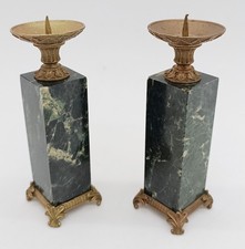Zwei kleine Kerzenständer aus Marmor/Messing, je etwa 10 cm hoch
