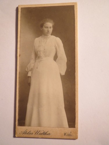 Kiel stehende junge frau im - stehende,