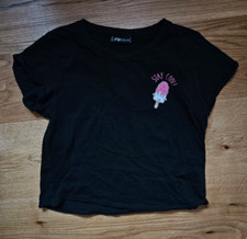 schwarzes kurzes T-Shirt von