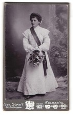 Foto Sev. Schoy, Colmar i. Els., junge Frau im weussen Kleid mit Schärpe zur  