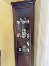 Schöne braune Eckvitrine aus Holz und Glas. Antik Look