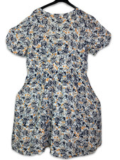 Weißes kurzes Blumenkleid