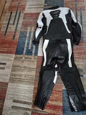 Neuer XLS  schwarz weißer  zweiteiliger Lederkombi.