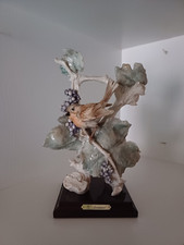 Armani Figur auf Holzsockel