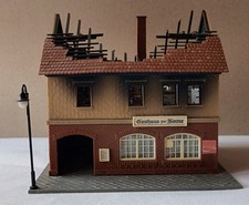 Pola H0 310137 Brandruine " Gasthaus zur Sonne " fertig gebaut mit Flackerlicht