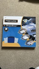 Fiskars ShapeBoss Prägesystem Schablonen Set für Kartenpapier Folien und Basteln