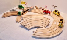 Straße und Schiene: Set m Lok/Zug/Bahnübergang/Fahrzeugen zur Brio Holzeisenbahn