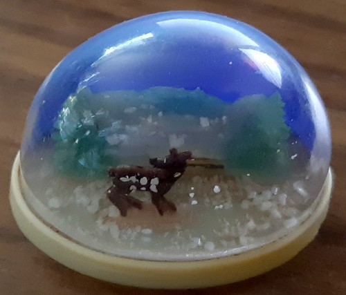 Kleine schneekugel mit reh vor - reh,