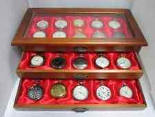 -Sammlung von 30 verschiedenen Taschenuhren-,(Quartz) in Vitrine.