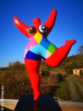 Rote Nana-Figur aus Keramik mit Polygonmuster 31cm Biriney  Hommage Saint Phalle