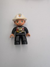 1x Lego Duplo Figur Mann schwarz Feuerwehr Overall Helm Hände grau 47394pb272