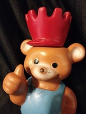 DDR Design Gummi Figur  Schelmisch Blickender Teddy Bär mit Krone 14 cm Berlin 