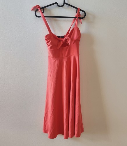 Schönes lachsfarbenes kleid - schönes,