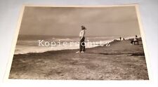 Frau schaut auf das Meer Sylt Kampen 1956 Strand Wind Mode Vintage Foto 1950er