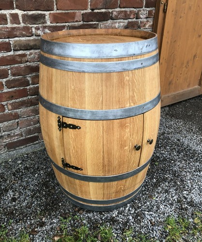 Weinfassbar mit kleinen