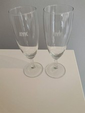 2 Stk. hohe Sektgläser mit Aufdruck AYK Sonnenstudio, H = 16 cm